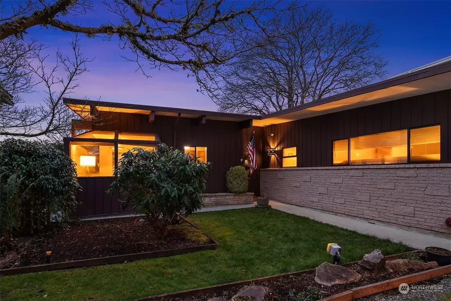 3713 E Lake Sammamish Shore LN SE, Sammamish, WA 98075