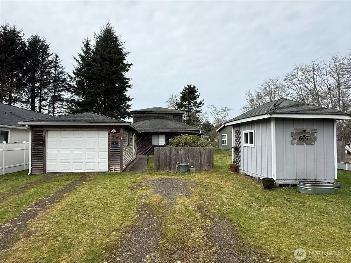 Ocean Shores, WA 98569,607 Quinault AVE SE