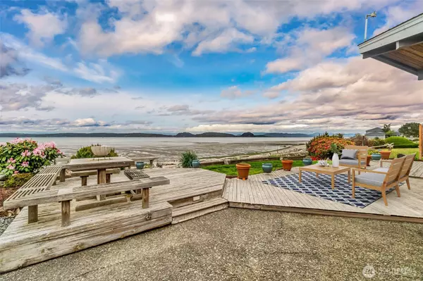 739 Bay Front LN, Oak Harbor, WA 98277