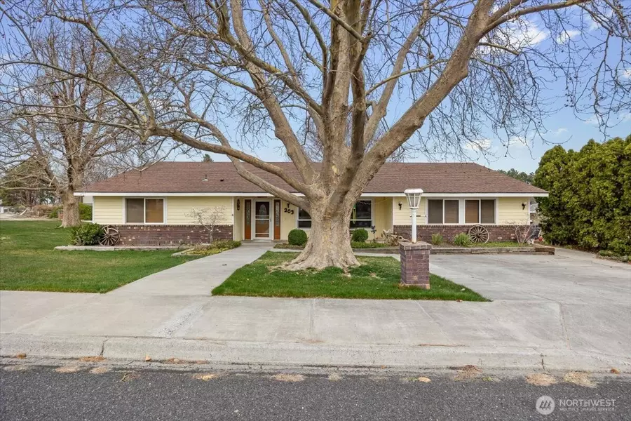 203 E 47th Pl, Kennewick, WA 99337