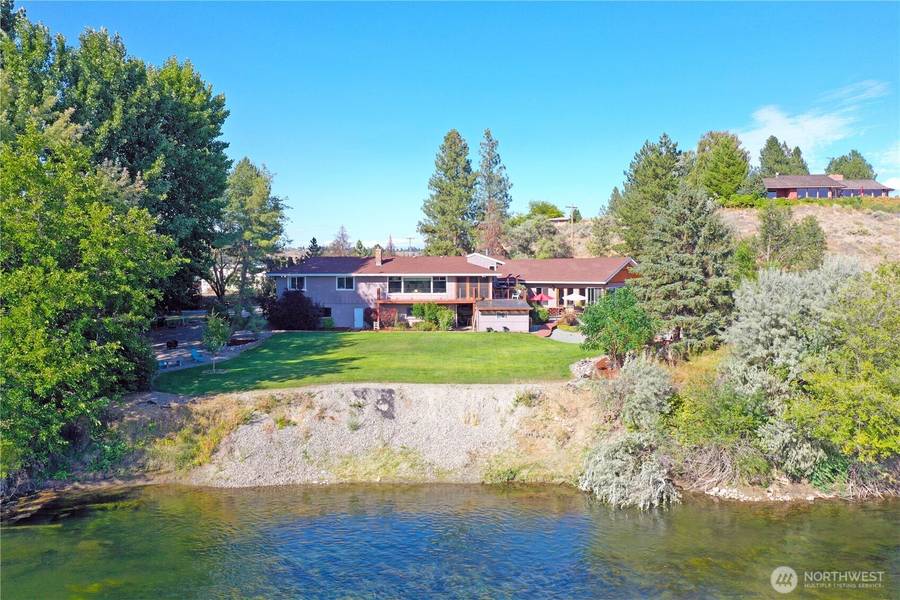 725 Okoma DR, Omak, WA 98841
