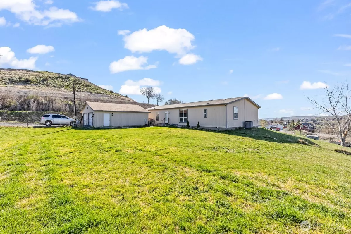 Selah, WA 98942,375 Tibbling RD