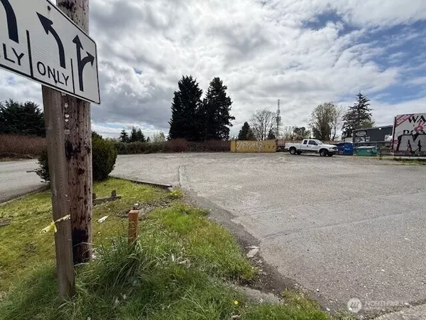 Tacoma, WA 98422,6220 29th ST NE