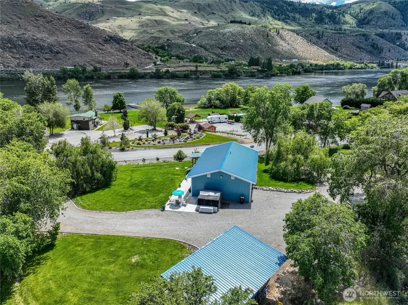 876 1st St, Chelan Falls, WA 98817