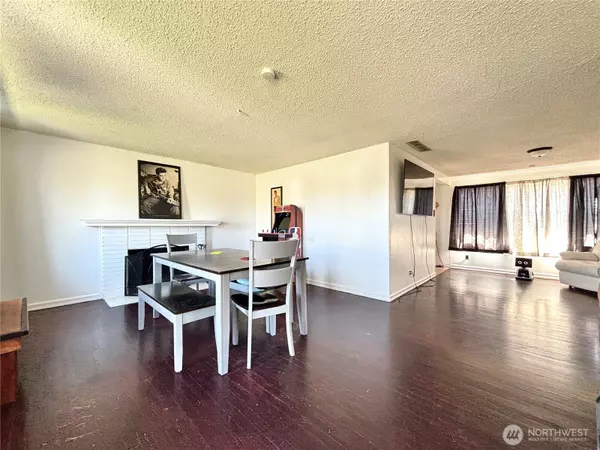 Moses Lake, WA 98837,305 N Earl RD