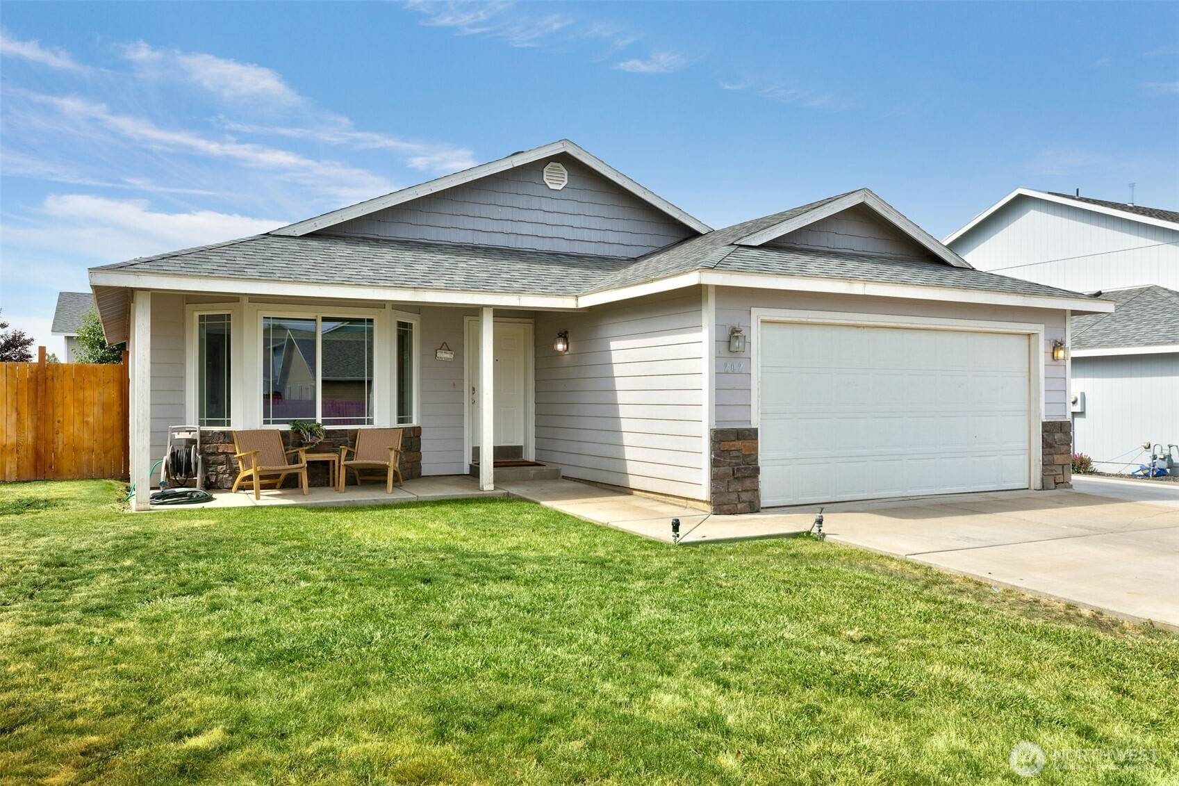 202 Saint Helens Ave, Moxee, WA 98936