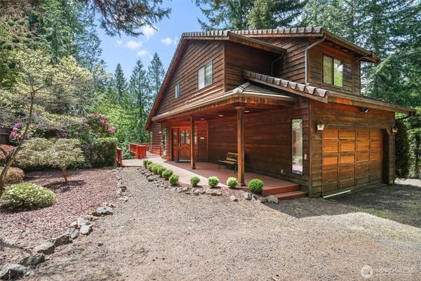 200 N Lakeshore PL, Hoodsport, WA 98548