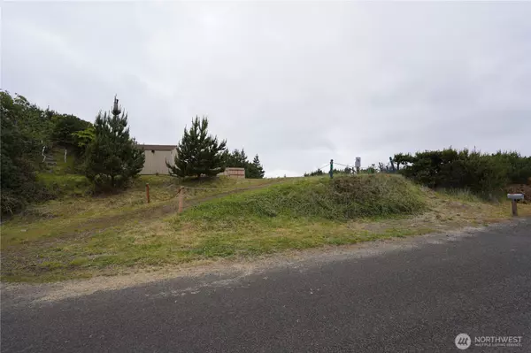 30501 J PL, Ocean Park, WA 98640