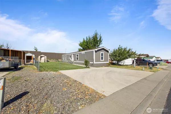 Richland, WA 99352,677 Lonetree LN