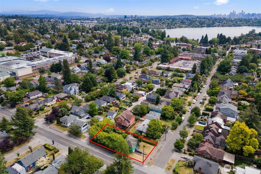 8256 Ashworth AVE N, Seattle, WA 98103