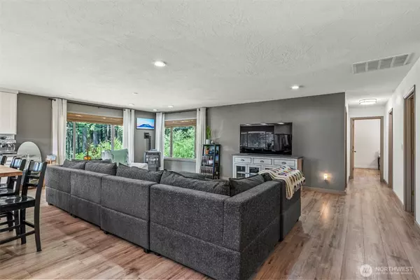 Castle Rock, WA 98611,106 Barba RD