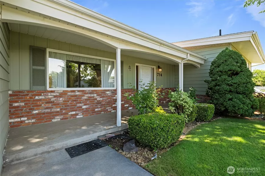 714 Canterbury RD NW, Soap Lake, WA 98851