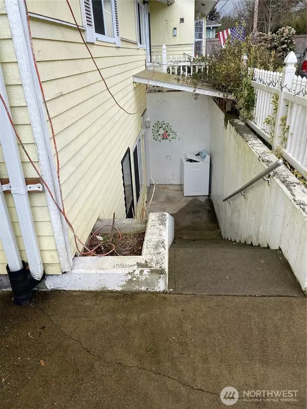 Shoreline, WA 98155,313 NE 185th ST #Lower