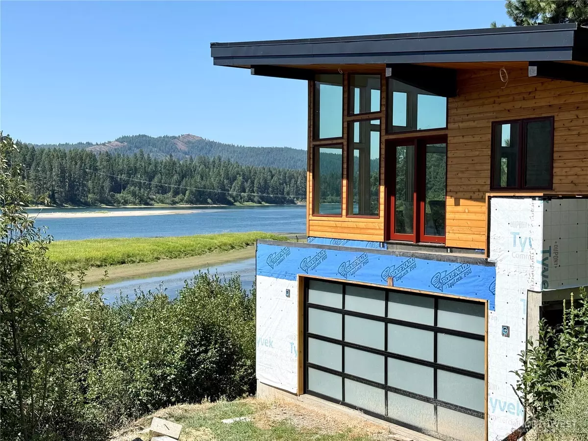 Newport, WA 99156,300 Cedar LN