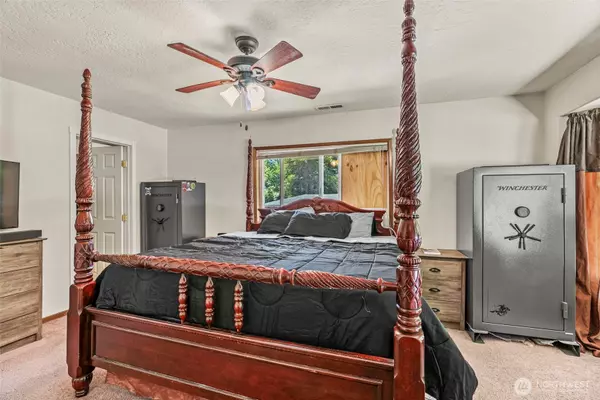 Kelso, WA 98626,104 Lowrane DR