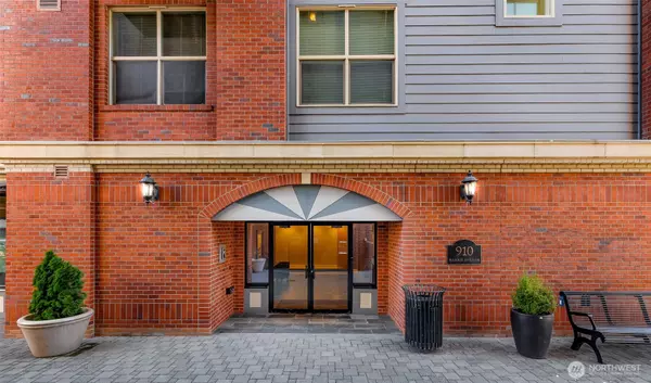 Bellingham, WA 98225,910 Harris AVE #208