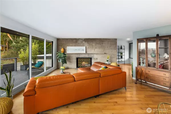 Tacoma, WA 98422,8632 East Side DR NE