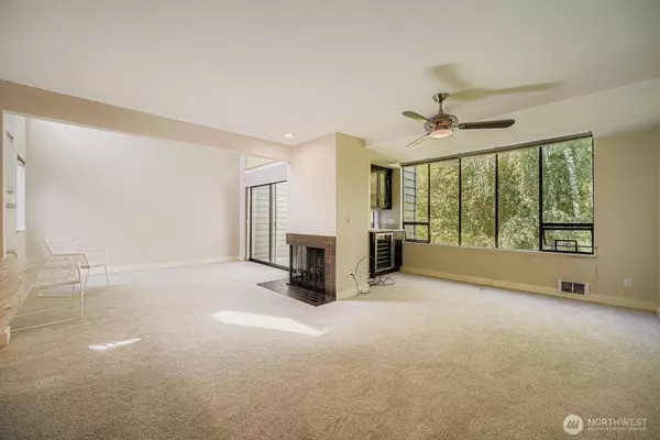 Bellevue, WA 98005,6 Lake Bellevue DR #211