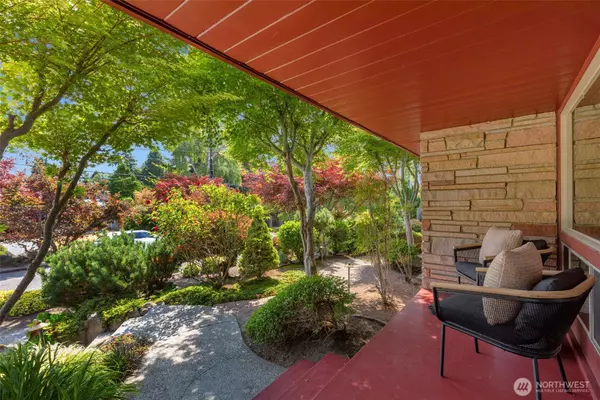 Seattle, WA 98199,3627 Arapahoe PL W