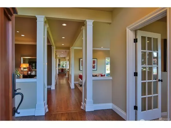 Kirkland, WA 98033,10321 NE 55th ST