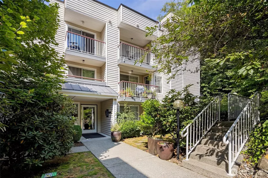 132 NE 95th ST #B205, Seattle, WA 98115