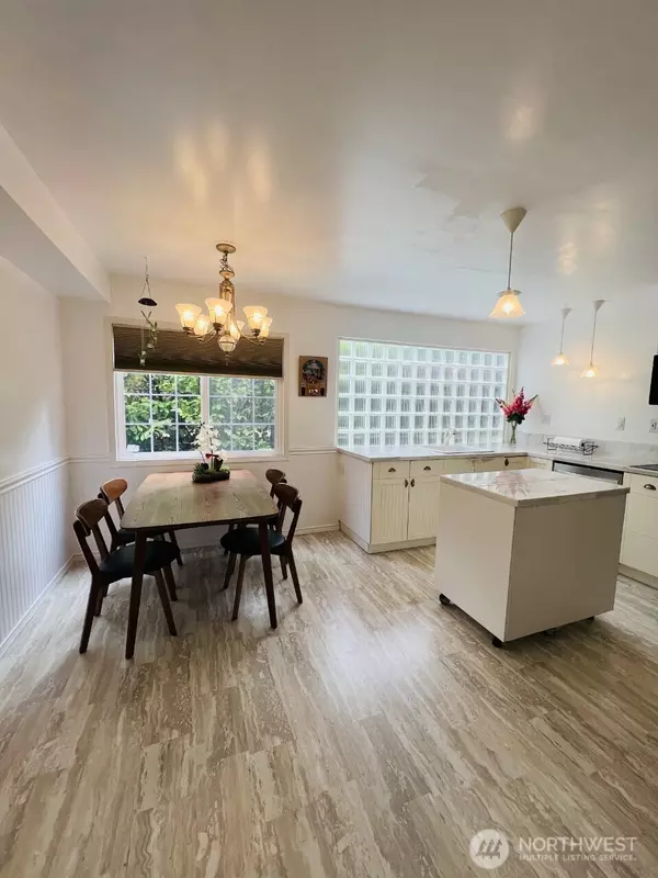 8460 SE 71st ST, Mercer Island, WA 98040