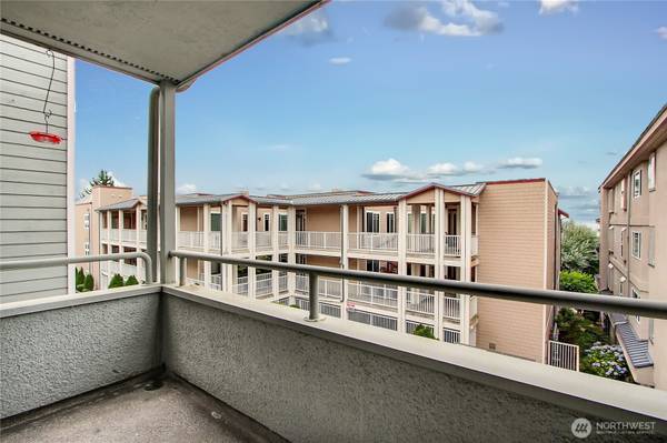 22215 6th AVE S #205, Des Moines, WA 98198