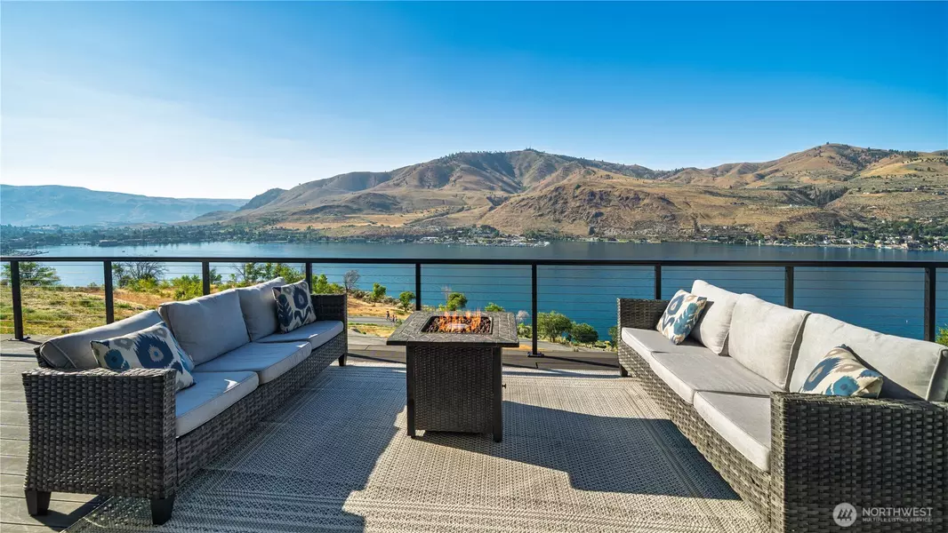 374 Porcupine LN, Chelan, WA 98816