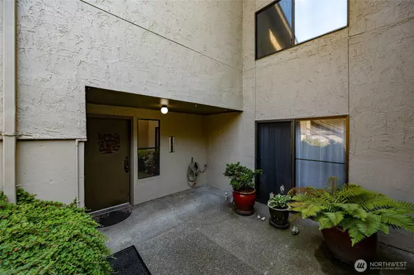 Seattle, WA 98115,6648 Park Point WAY NE #D-111