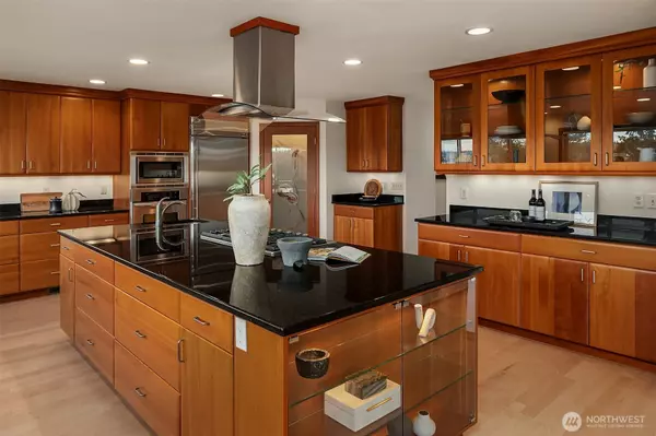 Kirkland, WA 98034,8533 NE Juanita Dr (Private Lane)