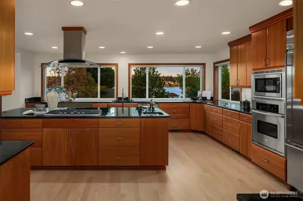 Kirkland, WA 98034,8533 NE Juanita Dr (Private Lane)