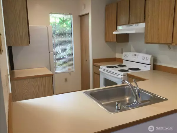 Kirkland, WA 98034,10145 NE 137th PL #7