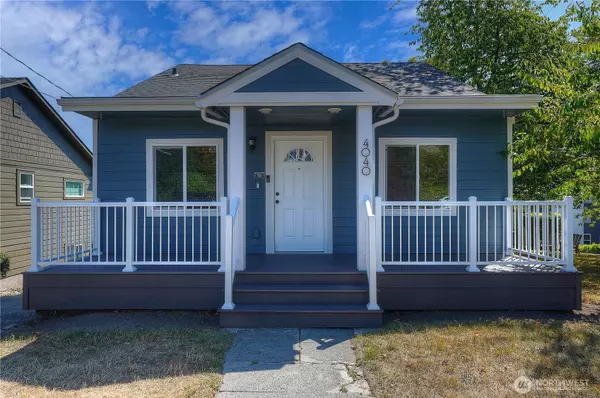 4040 32nd AVE SW, Seattle, WA 98126