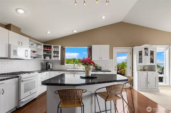 Tacoma, WA 98422,5718 Pinnacle CT NE