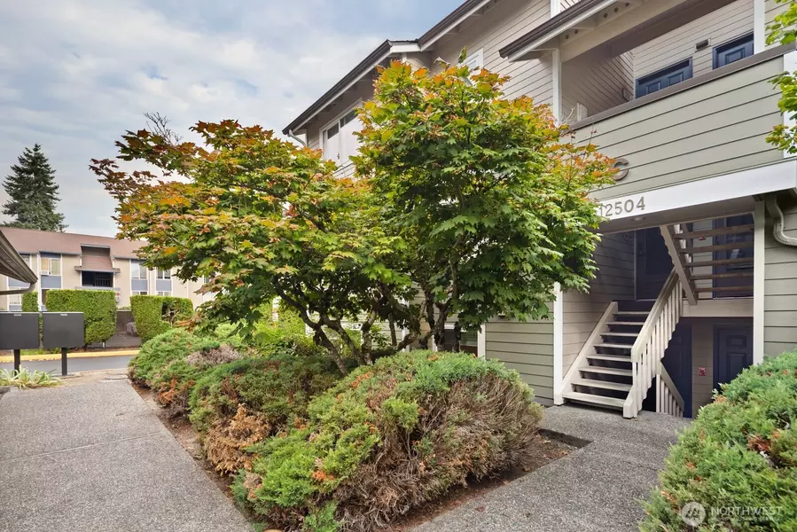 12504 NE 142nd LN #C101, Kirkland, WA 98034