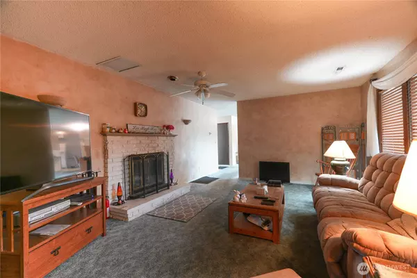 East Wenatchee, WA 98802,902 N Kenroy TER