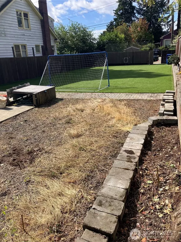 Seattle, WA 98103,8710 Dayton AVE N