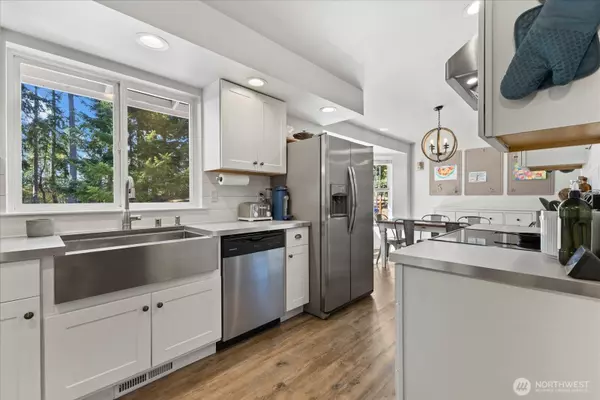 Camano Island, WA 98282,897 James WAY