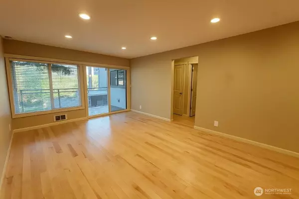Bellevue, WA 98004,130 105th AVE SE #102