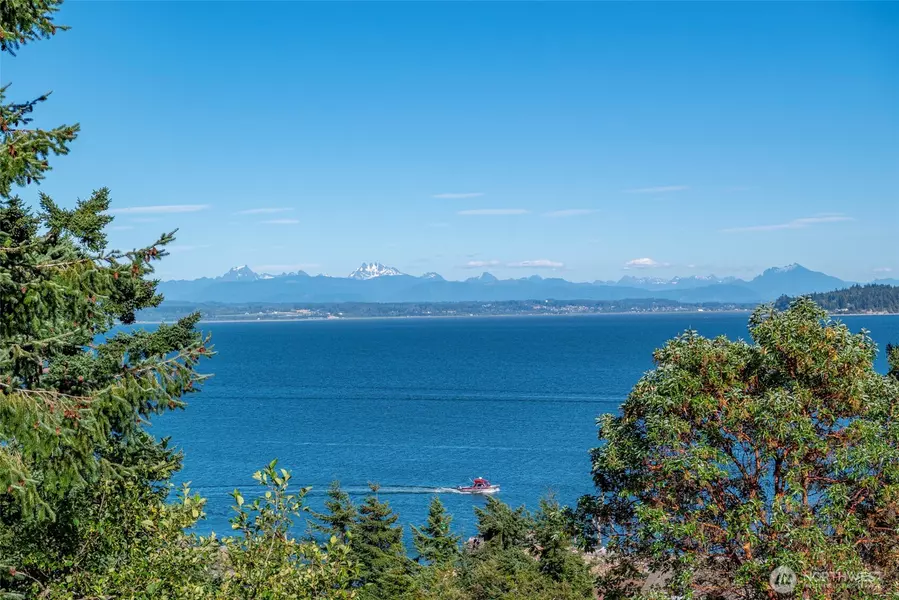 2176 Aurora CT, Oak Harbor, WA 98277