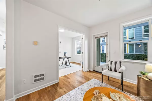 Seattle, WA 98105,4722 12th AVE NE #203