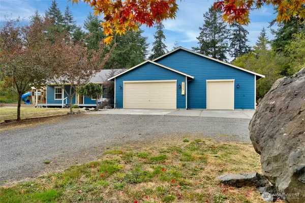 2033 Navy LN, Oak Harbor, WA 98277
