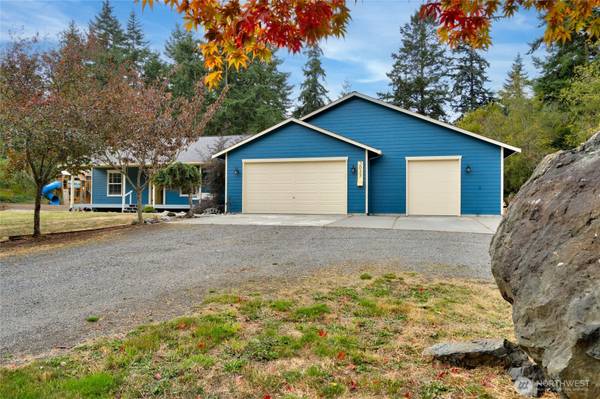 2033 Navy LN, Oak Harbor, WA 98277