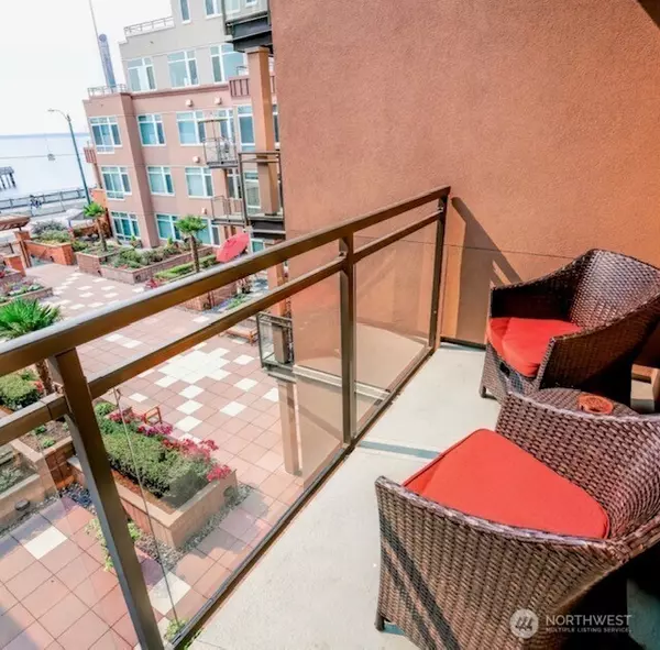 1950 Alaskan WAY #330, Seattle, WA 98101
