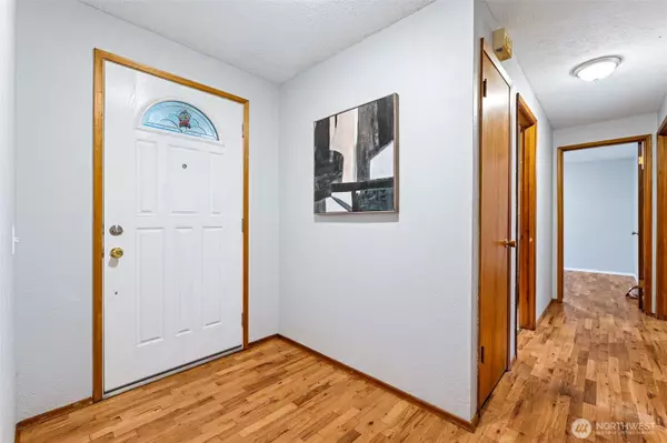 Olympia, WA 98516,5819 17th LN NE