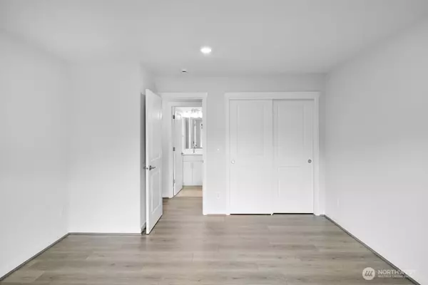 Kirkland, WA 98034,13211 NE 127th WAY #A