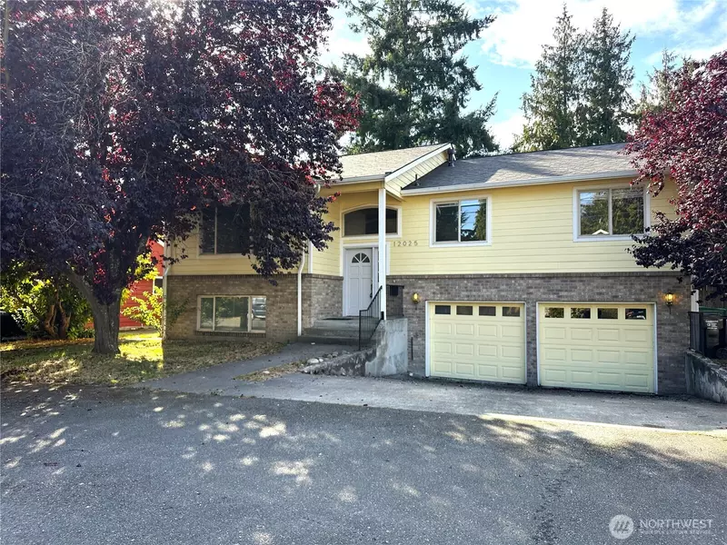 12025 Phinney AVE N, Seattle, WA 98133