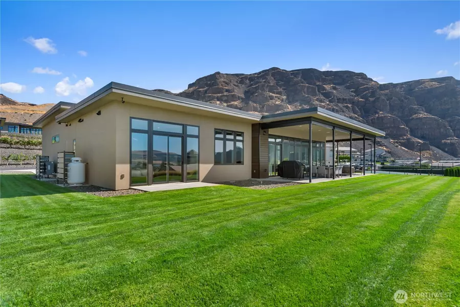 9018 NW Trellis LN, Quincy, WA 98848