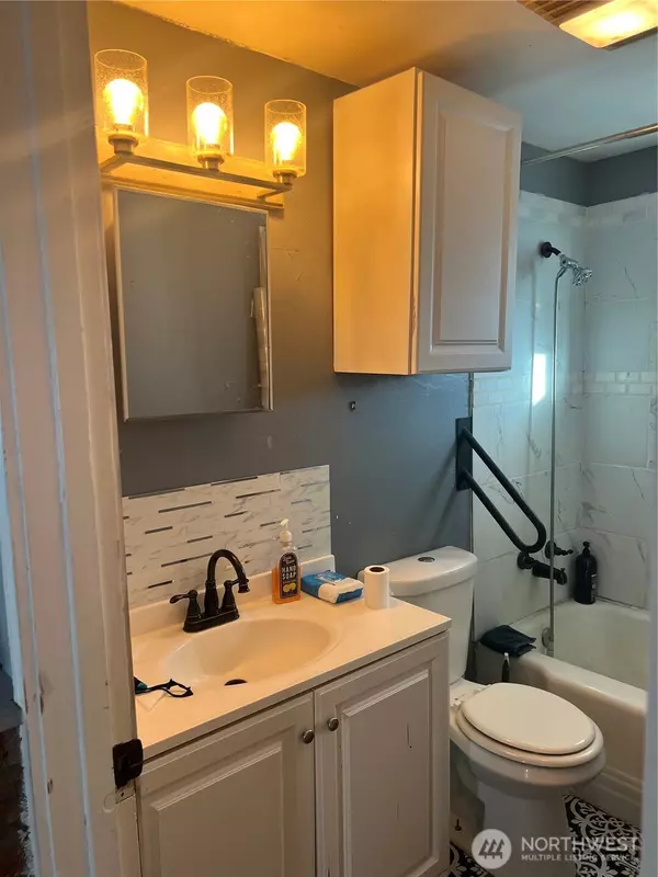 Moses Lake, WA 98837,321 W Loop DR