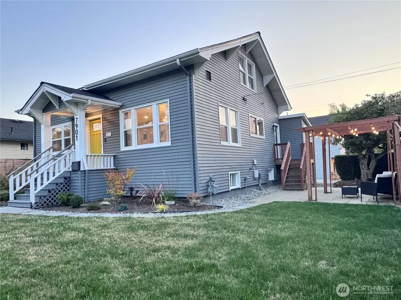 7901 16th AVE SW, Seattle, WA 98106